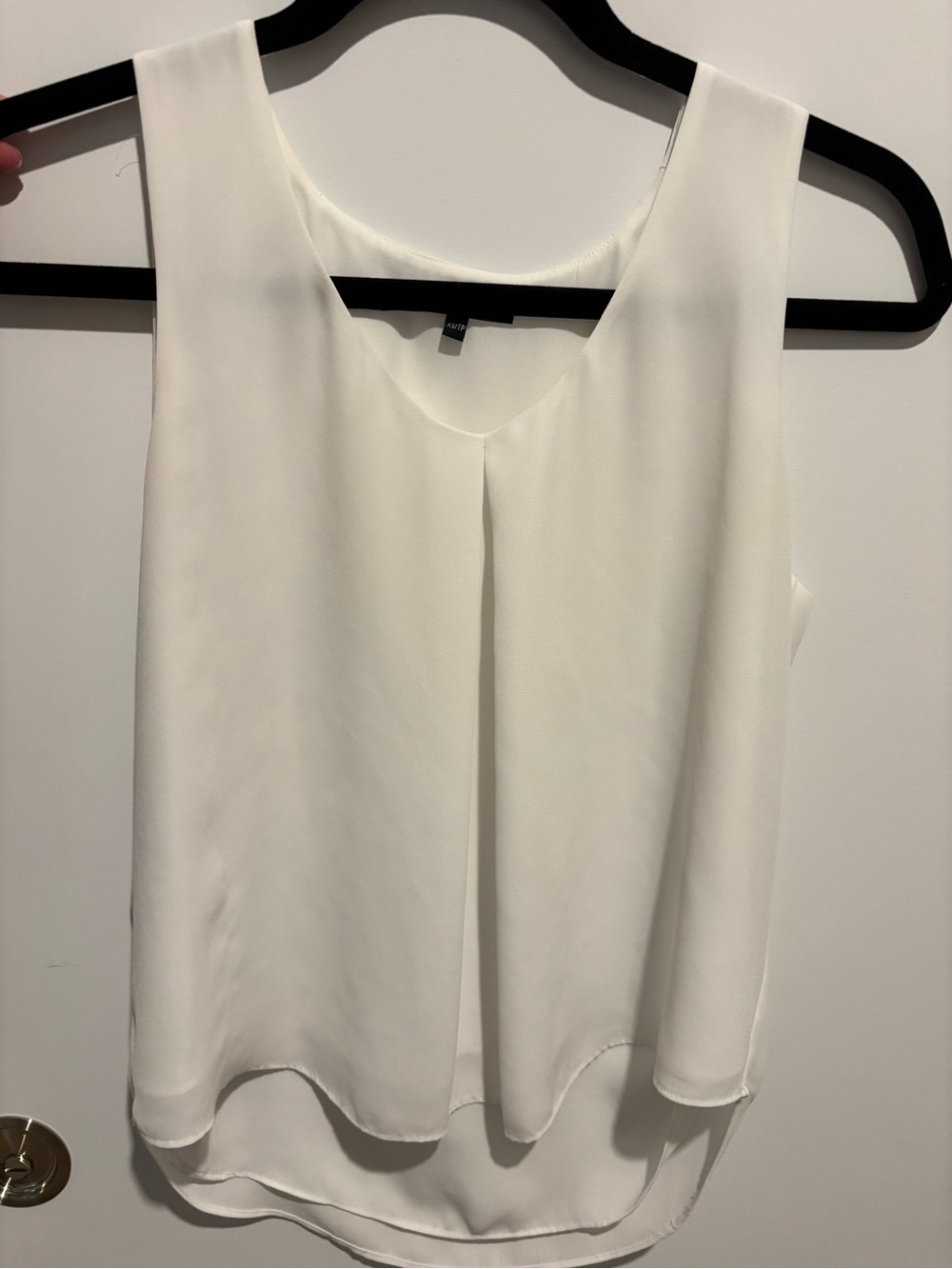 RW&CO. White Sleeveless Pleat-Front Camisole